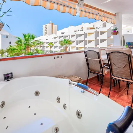 With Pool View 아파트